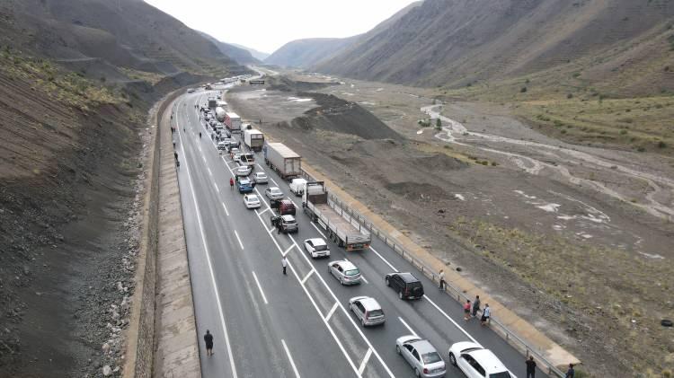 <p>Heyelan meydana gelen bölge ile ekiplerin çalışmaları dronla görüntülendi.</p>
