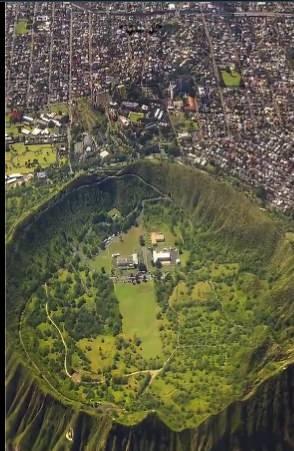 <p>6. Diamond Head, Hawaii'nin Oʻahu adasında bulunan volkanik bir tüf konisidir.</p>