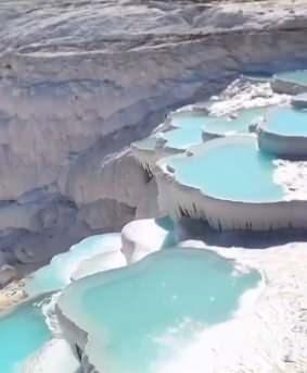 <p>16. Türkiye'deki Pamukkale, mineral bakımından zengin kaplıcaların oluşturduğu çarpıcı beyaz traverten teraslarıyla ünlüdür.</p>
