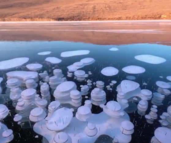 <p>18. Baykal Gölü'ndeki buzun altındaki metan kabarcıkları</p>
