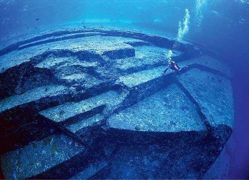 <p>Piramit Yonaguni, Japonya, Ryukyu Takımadaları</p>
