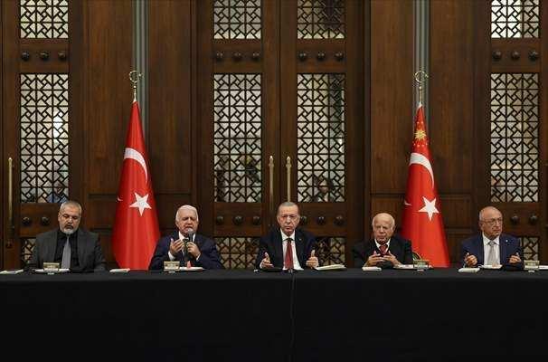 <p>Muharrem'in aynı zamanda yürekleri Kerbela Çölü'ne çeviren büyük bir yangının, acının ve matemin de ayı olduğunu dile getiren Erdoğan, şunları kaydetti:</p>
<p> </p>