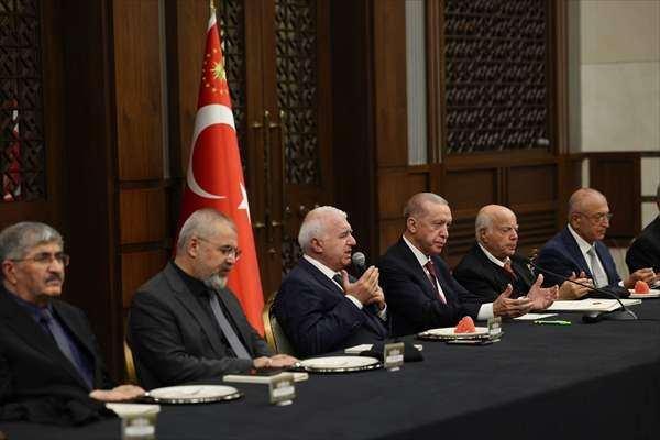 <p>"Hicri 61 yılında yine bir 10 Muharrem gününde Kerbela'da yaşanan o katliamı neredeyse 14 asır sonra bile halen hüzünle hatırlıyoruz. Resulü Ekrem Efendimiz torunları İmam Hasan ve İmam Hüseyin'i 'dünyadaki reyhan çiçeklerim' diye severdi. Onları öpüp koklamaya doyamaz, adeta gözünden bile esirgerdi. Bir gün kendisine 'ehlibeytten en çok kimi seversiniz' diye sorulduğunda, 'Hasan ve Hüseyin' diyecek kadar ikisine de düşkündü. Tabii Hazreti Hasan ve Hazreti Hüseyin'le birlikte bizim gönül dünyamızda ehlibeytin de çok müstesna bir konumu vardır. Peygamberimiz aleyhissalatu vesselam 'beni, Allah'ı sevdiğiniz için, ehlibeytimi de beni sevdiğiniz için sevin' buyurmuştur. </p>
