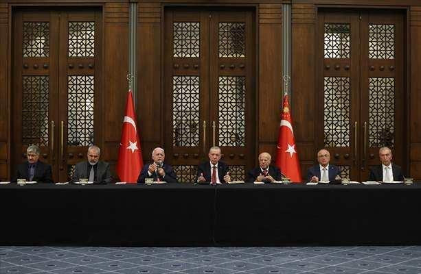 <p>Ehlibeyt sevgisi bize Peygamberimizin bir emridir, Ondan bize kadar çok kıymetli bir hatıradır. Türk milleti olarak yüzyıllardır bu aziz hatıraya layıkıyla sahip çıkmanın gayretindeyiz. Ehlibeyt muhabbetini, millet olarak ezeli ve ebedi kardeşliğimizin mayası olarak görüyoruz. Allah'ın izniyle bu maya sağlam olduğu müddetçe bizi kimse bölemez, bizi kimse ayıramaz, aramıza nifak duvarları öremez. Ama ne zaman bu maya bozulur, zayıflar ve çözülür, Allah korusun işte o zaman millet olma vasfımızı da kaybederiz."</p>