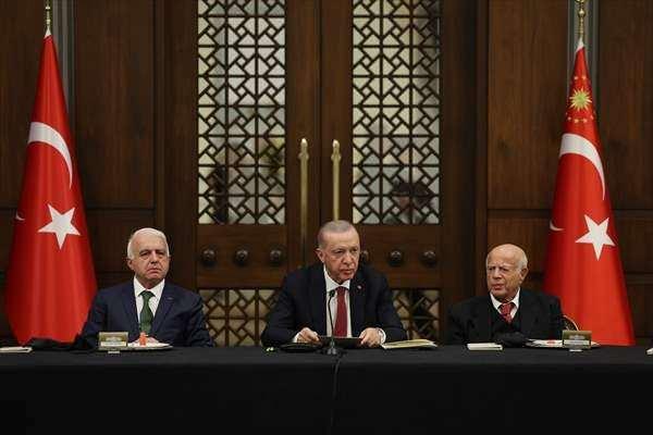 <p><strong>"Birliğimiz, beraberliğimiz daim olsun"</strong></p>
<p>Bu masadaki birlikteliği "kalplerdeki ehlibeyt sevdasının bir nişanesi olarak" değerlendirdiğini belirten Erdoğan, Muharrem orucunu açmaktan duyduğu mutluluğu dile getirdi</p>