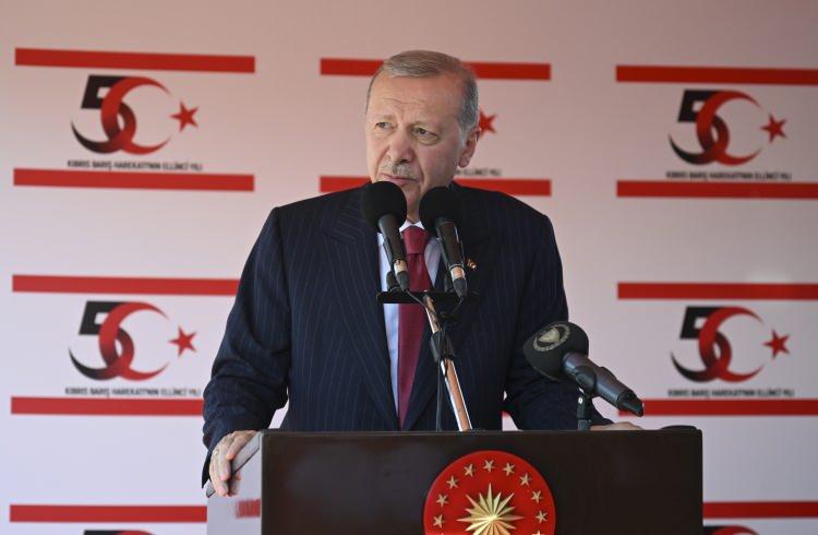 <p>Gazetenin, <em><strong>"Erdoğan 'Kuzey Kıbrıs göz bebeğimiz, ruhumuzun bir parçası' ifadelerini kullanarak adadan elini çekmeyeceğini herkese ilan etti</strong></em>" şeklinde ifadesi dikkatlerden kaçmadı.</p>