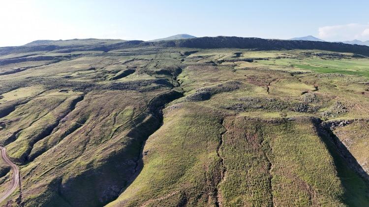 <p>Alakır Köyü Muhtarlığı tarafından, Ahlat Asliye Hukuk Mahkemesinde açılan davada yerinde keşifler yapılarak tanıklar dinlendi. İki yıl hukuk mücadelesi veren köy sakinleri, mahkeme tarafından verilen kesinleşmiş kararla davayı kazanmış oldu.</p>
