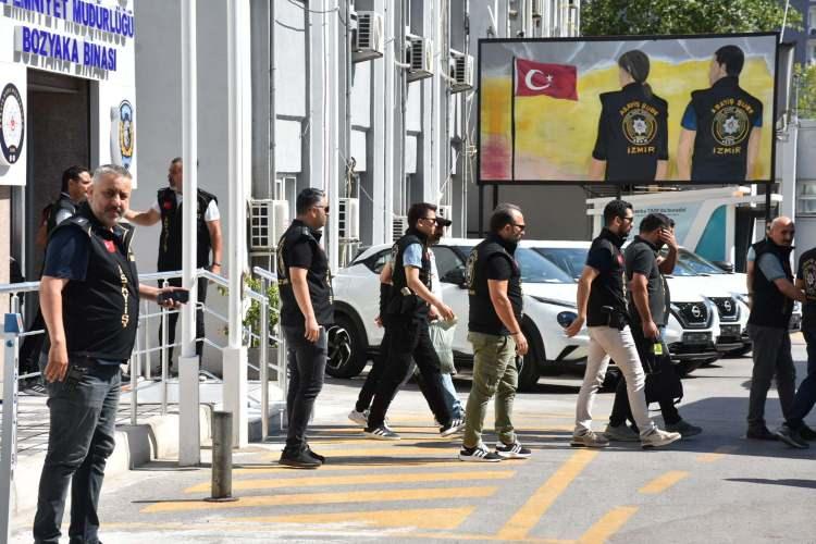 <p>Meteoroloji Genel Müdürlüğünün uyarısının ardından İzmir'de 12 Temmuz saat 18.00 sıralarında sağanak başladı. Bayraklı'da metrekareye 39,7 kilogram yağış düştü. Yağış nedeniyle kent merkezi Bayraklı ve Konak ilçelerinde bazı cadde ve sokaklar suyla dolarken, araç sürücüleri ve yayalar zor anlar yaşadı. Sağanaktan korunmak için kaçmaya çalışan Demokrasi Üniversitesi Tıp Fakültesi öğrencisi Özge Ceren Deniz (23) suyla dolan yolda elektrik akımına kapıldı. Onu kurtarmak isteyen ikinci el eşya satışı işiyle uğraşan, amatör müzisyen İnanç Öktemay (44) da akıma kapılıp, bir anda yere yığıldı. Deniz ve Öktemay, kaldırıldığı hastanede yaşamlarını yitirdi. İnanç Öktemay İzmir'de, Özge Ceren Deniz Osmaniye'de toprağa verildi.</p>

<p> </p>
