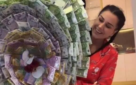 <p>Paranın yine aile bireylerine ait şirketler arasında transfer edildiği, son aşamada ise Engin Polat'ın sahibi olduğu Milda Gayrimenkul isimli firmada toplanarak gayrimenkul ve &ccedil;ok sayıda ara&ccedil; alındığının tespitinin ardından İstanbul Mali Su&ccedil;larla M&uuml;cadele Şube M&uuml;d&uuml;rl&uuml;ğ&uuml; ekipleri, ş&uuml;phelilerin kimliklerini belirlemiş, İstanbul merkezli Ankara, Yalova, Ordu, Kırklareli ve Manisa'da 43 adrese eş zamanlı operasyon d&uuml;zenlemişti.</p>

<p>&nbsp;</p>
