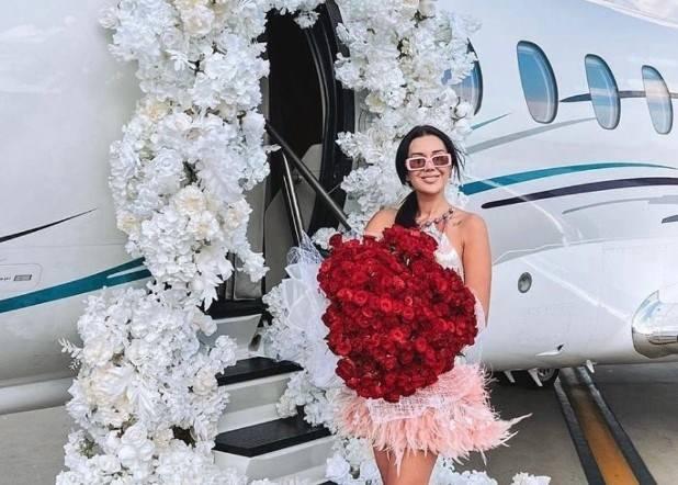 <p>Soruşturma kapsamında &ccedil;alışmalarını s&uuml;rd&uuml;ren ekipler, Dilan ve Engin Polat'a ait bir medikal şirketin Ankara'da başka bir firmaya isim hakkını verdiğini, bu firmanın hesabındaki 1 milyon 800 bin liranın da ortakların kişisel hesaplarına aktarılmaya &ccedil;alışıldığını tespit etmişti.</p>

<p>Dilan Polat, Engin Polat ve Sıla Doğu'nun da aralarında bulunduğu ş&uuml;phelilerden 16'sı tutuklanmış, hakimlik, 27 şirkete kayyum atanmasına h&uuml;kmetmişti.</p>
