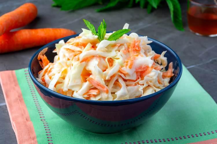 <p><span style="color:#B22222"><strong>1. COLESLAW</strong></span><br />
<br />
Amerikan yemeği olan lahana salatası, Hollandaca koolsla teriminden gelir ve genellikle mangalda et veya kızarmış tavukla servis edilir. İlk olarak 1800'lerde Hollandalı yerleşimciler tarafından New York'ta kuruldu.</p>
