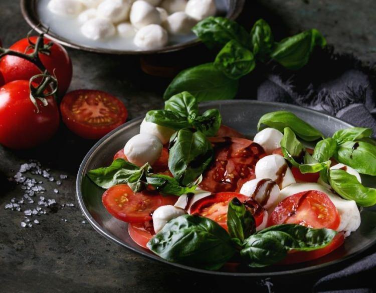 <p><span style="color:#B22222"><strong>4. CAPRESE SALATA</strong></span><br />
<br />
Canlı renkleri ve Napoli mutfağının gerçek bir klasiği olan Caprese, dünya çapında en sevilen salatalardan biri.</p>
<p> </p>