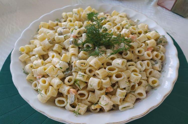 <p><span style="color:#B22222"><strong>5. MAKARNA SALATASI</strong></span><br />
<br />
Hawaii'de makarna salatası, sütle inceltilmiş mayonezle süslenmiş dirsek makarnadan oluşan hafif keskin, tatlı ve soğuk bir salatadır. </p>