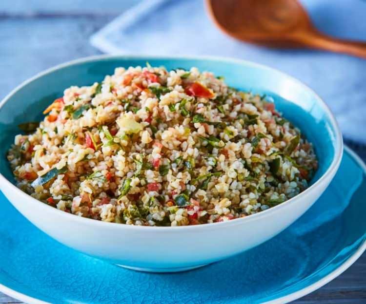 <p><span style="color:#A52A2A"><strong>10 - TABULE</strong></span></p>

<p>Tabbouleh, genellikle salata olarak adlandırılan Lübnan'ın ulusal yemeğidir ve temel olarak taze, ince kıyılmış maydanoz yaprakları, zeytinyağı, bulgur ve doğranmış nane yaprakları kullanır. </p>
