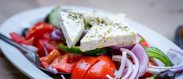<p><span style="color:#B22222"><strong>4. Yunan salatası (Horiatiki salata)</strong></span></p>
<p><strong>Yunan salatası, köy salatası veya horiatiki olarak da bilinir , dörde bölünmüş domates, dilimlenmiş kırmızı soğan ve iri salatalık dilimlerinden oluşan Yunanistan'ın ulusal yemeğidir.</strong></p>