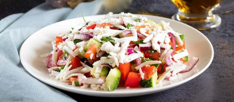 <p><span style="color:#B22222"><strong>7. Shopska salata</strong></span></p>
<p><strong>Bulgaristan'ın ulusal yemeklerinden biri olan geleneksel bir soğuk salatadır.</strong></p>