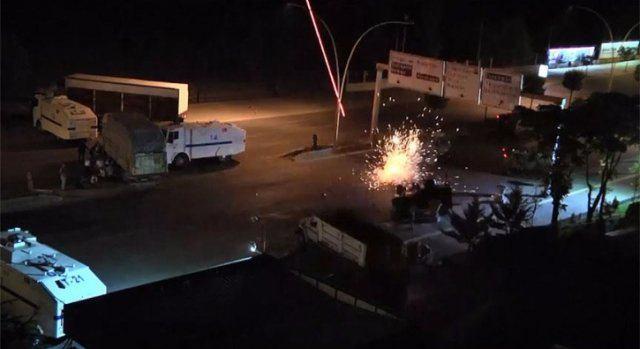 <p><strong>00.56</strong></p>

<p>Darbecilerin Ankara Emniyet Müdürlüğü'nü F-16 ile bombalaması sonucu 2 kişi şeht oldu, 39 kişi yaralandı.</p>
