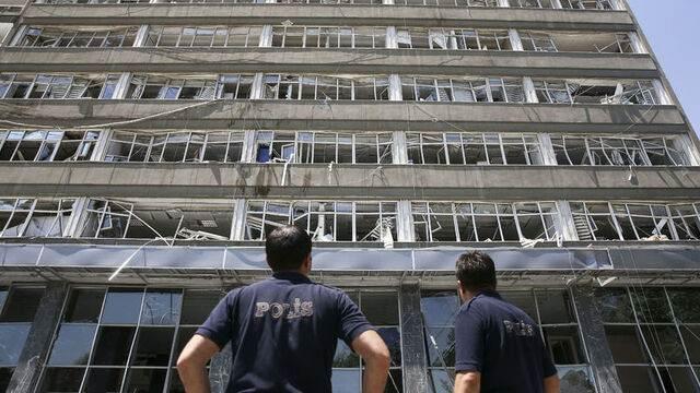 <p><strong>01.08</strong></p>
<p>Ankara Emniyet Müdürlüğü darbecilerin kontrolündeki uçaklarla ikinci kez bombalandı.</p>