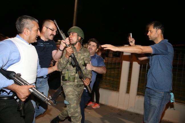 <p>03.00</p>

<p>Vatandaşlarca işgalden kurtarılan TRT normal yayınına döndü, darbeciler polise teslim edildi.</p>
