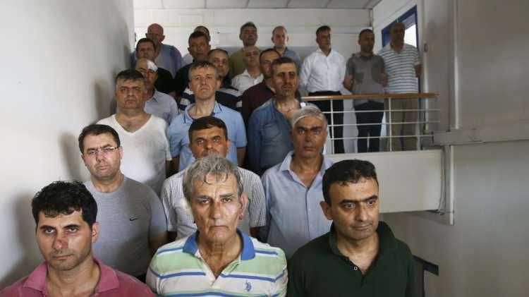 <p>04.00</p>
<p>Ankara Cumhuriyet Başsavcılığı, darbe girişiminde bulunan FETÖ ile irtibatlı yargı görevlileri ve sözde "Yurtta Sulh Konseyi" mensubu askerler hakkında gözaltı kararı verdi.</p>