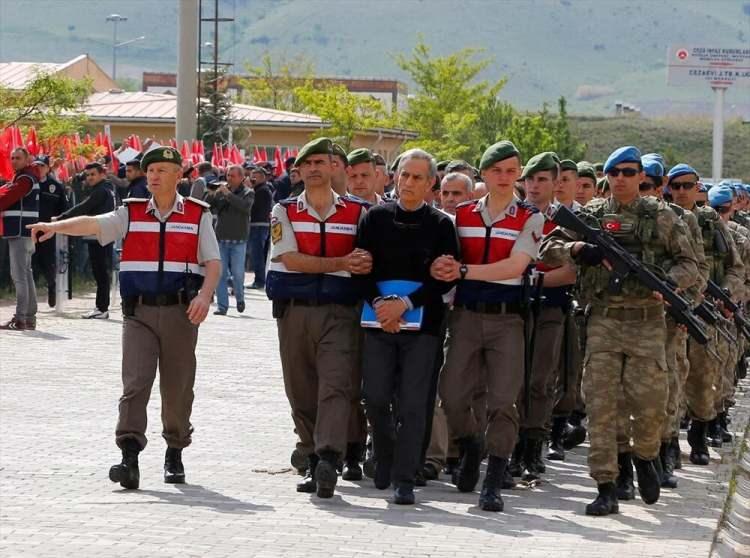 <p>05.47</p>
<p>Girişimlerinin başarısız olduğunu anlayan darbeciler, "Yurtta Sulh" WhatsApp grubunda, kaçmaya karar verdikleri yönünde paylaşımlarda bulundu.</p>