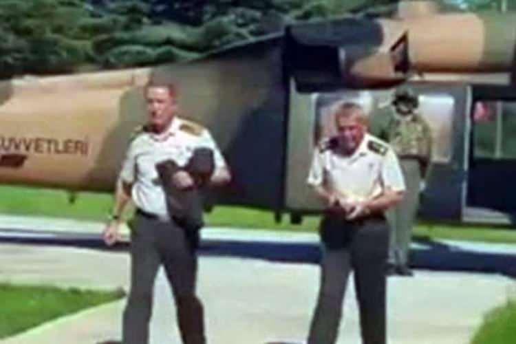 <p>08.26</p>
<p>Darbecilerin alıkoyduğu Genelkurmay Başkanı Orgeneral Hulusi Akar, Akıncı Üssü'nden helikopterle Çankaya Köşkü'ne götürüldü.</p>