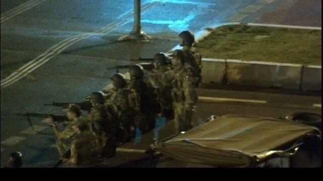 <p>08.36</p>
<p>Emniyet Özel Harekat Polisleri darbenin merkezlerinden Jandarma Genel Komutanlığında kontrolü sağladı</p>