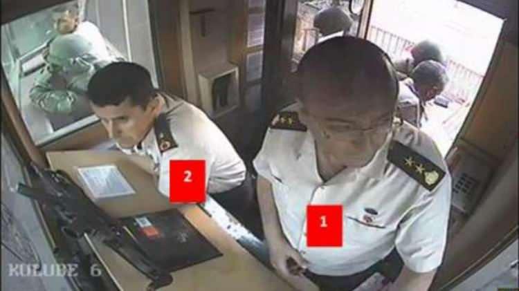 <p>10.25</p>

<p>Polis Özel Harekât ekipleri, darbecileri gözaltına almak için Genelkurmay Başkanlığı Karargâhı'na girdi.</p>
