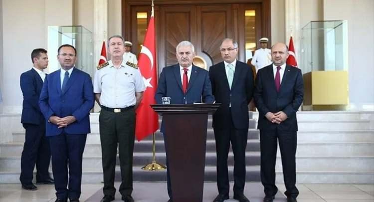 <p>12.57</p>
<p>Başbakan Binali Yıldırım, Bakan Fikri Işık ve Genelkurmay Başkanı Orgeneral Hulusi Akar ile Çankaya Köşkü'nde düzenlediği basın toplantısında darbe teşebbüsünün bastırıldığını açıkladı.</p>