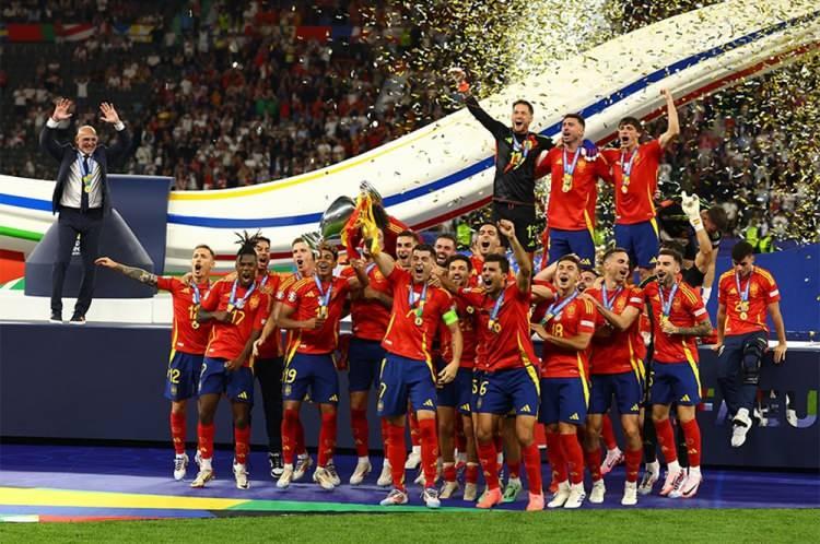 <p>UEFA'nın resmi sitesinde belirtilen maddede EURO 2024'te grup aşamasındaki 3 maçını da kazanarak şampiyon olan takımın maksimum 28.25 milyon euroluk bir gelir elde edeceği ifadesi bulunuyor.</p>