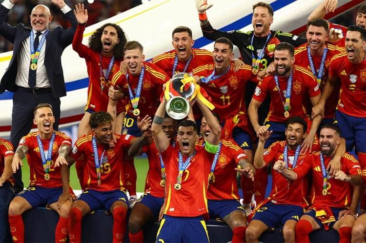 <p>EURO 2024'ün en iyi 11'i belli oldu!</p>
<p><br />
İspanya'nın şampiyonluğu ile tamamlanan 2024 Avrupa Futbol Şampiyonası'nın (EURO 2024) en iyi ilk 11'i açıklandı.</p>