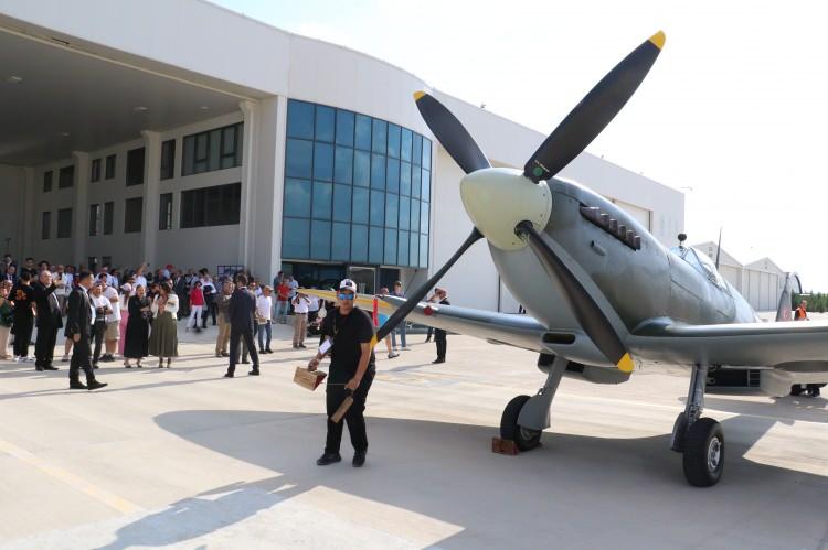 <p>1945 model Spitfire Mk9 savaş uçağı, İngiltere'de üretildikten kısa bir süre Türk Hava Kuvvetleri tarafından alınarak 1954 yılına kadar 'avcı uçağı' sıfatıyla vatan savunmasında kullanıldı. Spitfire Mk9 savaş uçağı, o dönem Türk Hava Kuvvetleri'nin kullandığı kare fors amblemleriyle donatıldı, daha sonra İngiltere'ye gönderildi. Hava savunmasında kullanıldığı yıllarda avcı uçağının pilotluğunu, Türkiye'nin ilk jet pilotlarından biri olan ve Türk Hava Kuvvetleri'nin halk arasında 'Uçan Kuğular' olarak bilinen ikinci akrobasi takımı Milli Akrotim'in kurucusu olan Necati Artan yaptı.</p>
