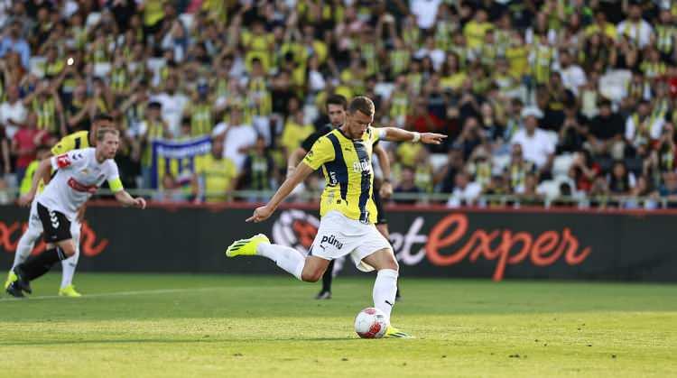 <p>EDİN DZEKO<br />
<br />
Takımdan ayrılıp ayrılmayacağı merak konusu olan Edin Dzeko, gösterdiği performansla 'buradayım' dedi. Fenerbahçe'nin gol yükünü çeken yıldız oyuncu, Lugano maçında 11'de olacak. 39'luk golcü, sezon içerisinde de hala ilk 11'de oynayabileceğinin mesajını verdi.</p>
