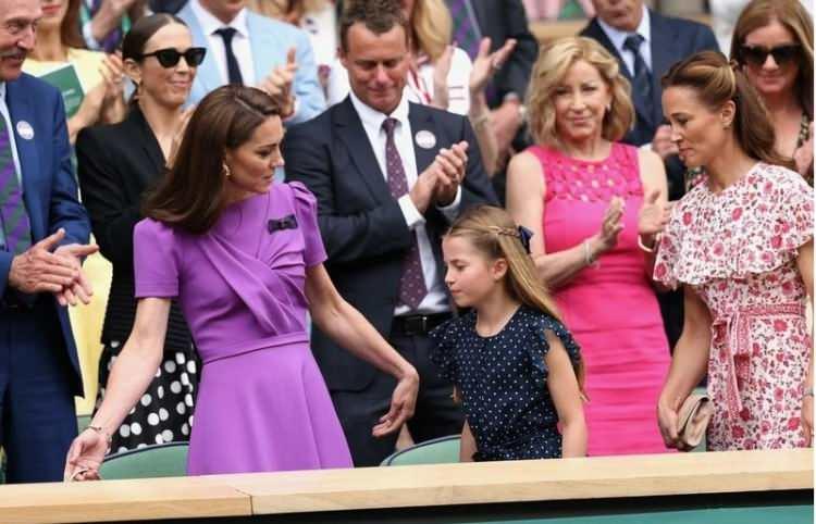 <p><strong>Kate ve 9 yaşındaki kızı Prenses Charlotte, finalin başlamasından yaklaşık yarım saat önce Londra'nın güneybatısındaki sezonun üçüncü Grand Slam tenis turnuvasının yapılacağı alana bir geldi. </strong></p>
