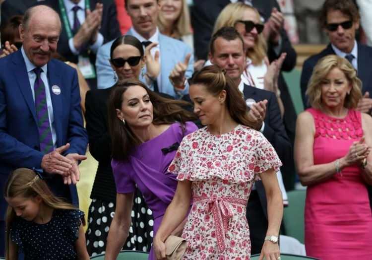 <p><strong>Kate Middleton karşılaşmada Wimbledon'un resmi renklerinden biri olan mor elbise tercih etti. Middleton'ın arka sıralarında ise aktör Tom Cruisw ve Benedict Cumberbatch yer aldı.</strong></p>
<p> </p>