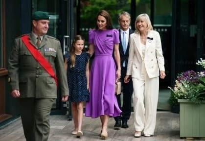 <p><strong>Ana stadyuma yaya geçidiyle bağlanan kulübün terasına giderek, aralarında 2021 ABD Açık şampiyonu Emma Raducanu ve diğer genç İngiliz tenisçilerin de bulunduğu çok sayıda kişiyi selamladılar.</strong></p>