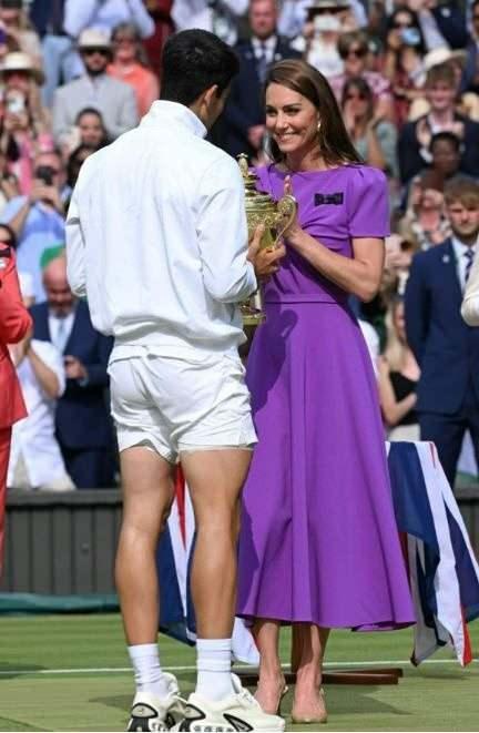 <p><strong>Kate Middleton, Sırp Novak Djokoviç - İspanyol Carlos Alcaraz arasındaki maçın finalinde kupayı sundu. Maçı; Alcaraz, 3-0 kazandı. Kupayı vermek için sahaya inen Galler Prensesi, merasim öncesi top toplayıcı çocuklarla sohbet etti.</strong></p>
<p> </p>