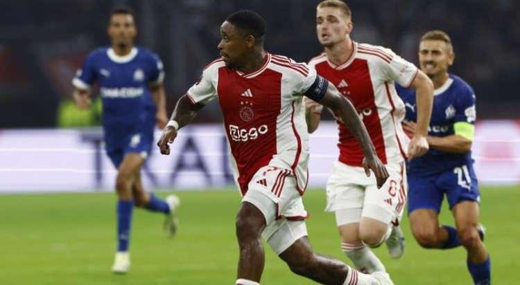 <p>Galatasaray, transferdeki sessizliğine Ajax'lı Steven Bergwijn'le son vermeyi planlıyor. Yönetim, 26 yaşındaki başarılı kanat oyuncusunu bitirmek için şartları zorluyor.<br />
<br />
(Fotomaç)</p>
