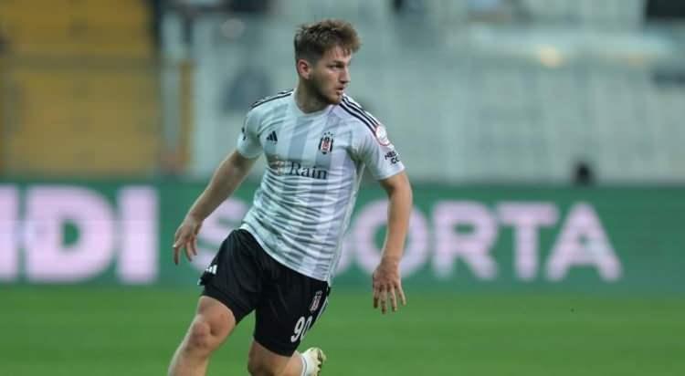 <p>Beşiktaşlı yöneticilerle görüşme yapan Giovanni van Bronckhorst, "Semih bu kulübün geleceği ve oyun planımda önemli bir yeri var. 30 milyon Euro da verseler takımda kalmasını istiyorum" ifadelerini kullandı.<br />
<br />
(Sabah)</p>
