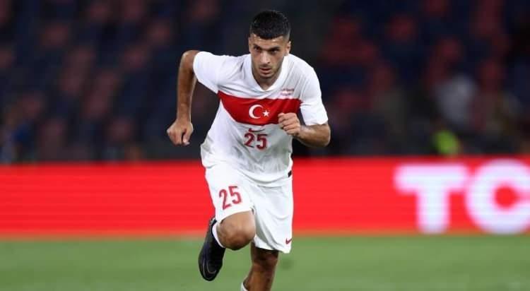 <p>Fenerbahçe, adı uzun süre Galatasaray ile anılan Oğuz Aydın'ı renklerine bağladı.<br />
<br />
Sarı-lacivertliler, Akdeniz ekibiyle büyük ölçüde anlaştı.<br />
<br />
Oyuncu cephesiyle de 4 yıllık kontrat konusunda uzlaşmaya varıldı.<br />
<br />
​ (NTV Spor)</p>
