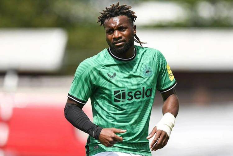 <p>Fenerbahçe'ye, Allan Saint Maximin transferinde müjdeli haber geldi. Suudi Arabistan'dan futbolcunun gidişine onay geldi. Fransız yıldızın kısa süre içinde İstanbul'a gelmesi bekleniyor.<br />
<br />
(Fanatik)</p>