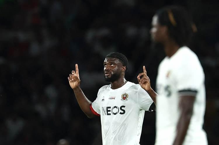 <p>En-Nesyri'den gelecek cevabı bekleyen Fenerbahçe, alternatif isimler için de çalışmalar yapıyor. Sarı-lacivertlilerin listesindeki isimlerden birinin de Nice'in 25 yaşındaki golcüsü Tarem Moffi olduğu iddia edildi.<br />
<br />
(Fotomaç)</p>
