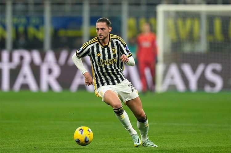 <p>Galatasaray'da Okan Buruk'un karar değiştirdiği ve 6 yerine 8 numara transferi istediği belirtildi. Bu istek doğrultusunda da sarı-kırmızılıların rotasını Wendel ve Adrien Rabiot'a çevirdiği iddia edildi.<br />
<br />
(Fotomaç)</p>