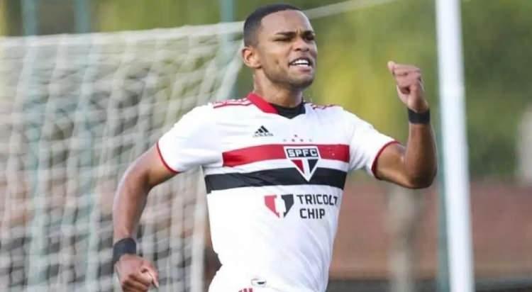 <p>Göztepe, transferde gaza bastı. Sarı kırmızılılar, Sao Paulo forması giyen forvet Juan Silva ve sol kanat Wellington ile el sıkıştı. Transferlerin kısa süre içerisinde açıklanması bekleniyor.<br />
<br />
(Fanatik)</p>