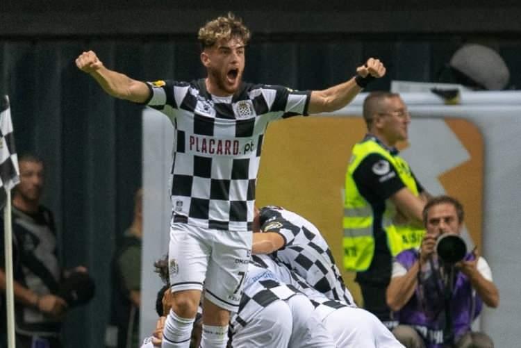<p>Trabzonspor, Meunier'in ayrılışının ardından Portekizli sağ bek Malheiro ile anlaşmaya vardı. Dün gece İstanbul'a gelen 23 yaşındaki oyuncu, bugün sağlık kontrollerinden geçip 3+1 yıllık sözleşmeye imzasını atacak.<br />
<br />
(Sabah)</p>