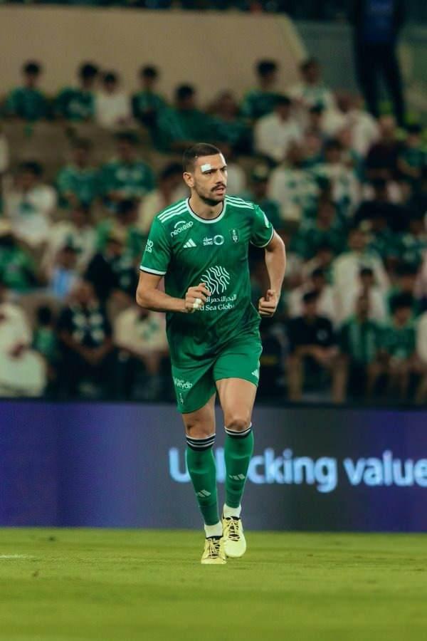 <p> Al Ahli, Beşiktaş ve Fenerbahçe'nin ilgilendiği Merih Demiral'ı öncelikli olarak satmak istiyor ancak maaşının bir kısmının ödenmesi karşılığında kiralık da gönderebilir.<br />
<br />
(Rudy Galetti)</p>
