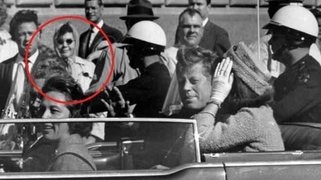 <p><span style="color:#B22222"><strong>Babuşka Hanımın Kimliği:</strong></span></p>
<p>Dünyanın en meşhur suikastlarından biri olan Amerikan Başkanı John F. Kennedy'nin öldürülmesi, birçok kişinin akıl erdiremediği bir gizemdir.</p>