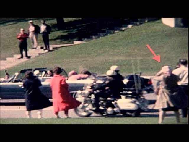 <p>1963'teki olay kayıtları, Kennedy'nin limuzinine yakın duran kalabalığın içinde görülen bir kadını tasvir ediyor. Kahverengi bir palto ve başında bir eşarp vardı ve bu nedenle "Babuşka Hanım" lakabını aldı. Görüntüler, kadının gözlerine bir kamera tuttuğunu ve çekim gerçekleştikten sonra bile çoğu insan kaçarken orada kaldığını gösteriyor. Kısa bir süre sonra ise kalabalığın içinde kayboluyor.</p>
<p> </p>
