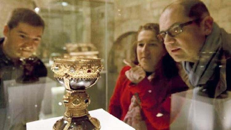 <p>Orta Çağ'ın gelişine kadar Kutsal Kase'ye olan ilgi pek fazla değildi.</p>
<p>Bu ilgi, hikaye anlatıcılarının Kutsal Kase'yi Kral Arthur'un şövalyeleriyle birlikte üstlendiği bir görev olarak tanımlamasıyla arttı.</p>