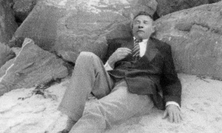 <p><strong>Somerton Adamının Sırrı:</strong></p>
<p>Günümüze kadar çözülememiş bir diğer tarihi gizem ise Tamám Shud olayı, yani Somerton Adamı gizemidir.</p>
<p>1 Aralık 1948'de Avustralya'daki Somerton Park Plajı'nda kimliği belirsiz bir adam bulundu. Bu adamın kimliği hiçbir zaman belirlenemedi ve ölüm nedeni de bilinmiyor.</p>
